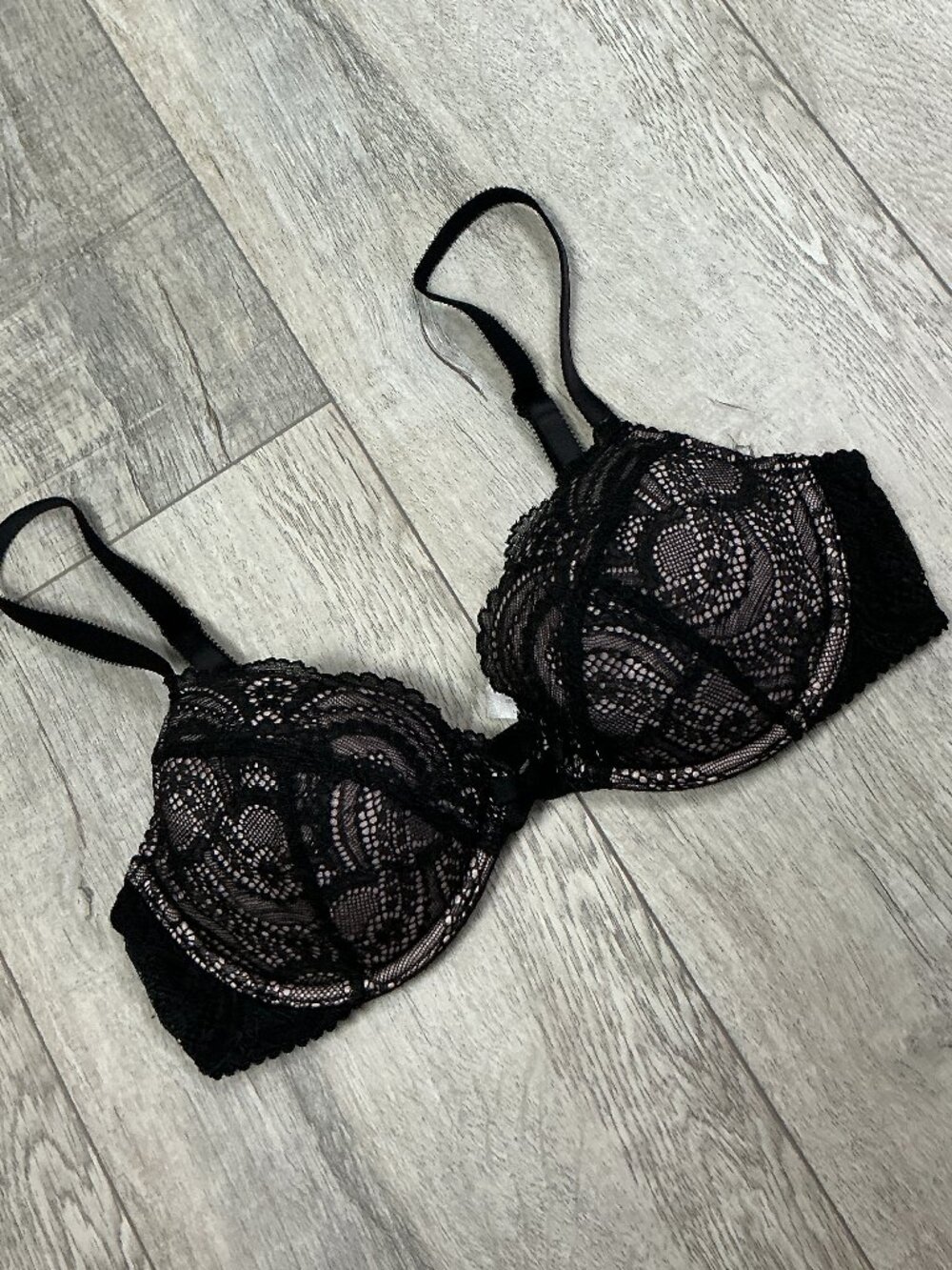 Victoria's Secret Black and Pink Lace Bra Lining Underwire Adjustable Straps